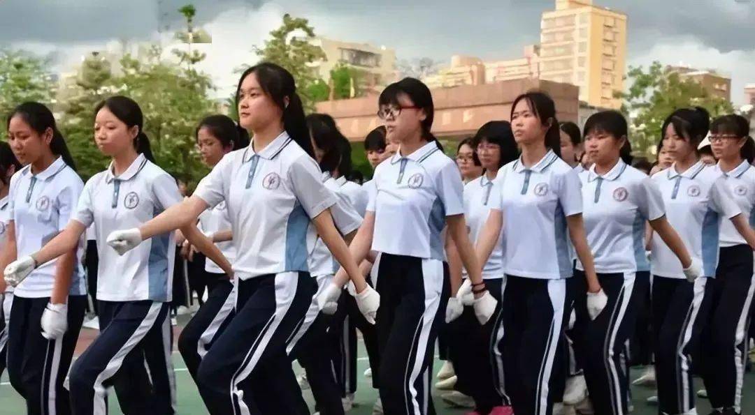 东莞实验中学校服照片图片