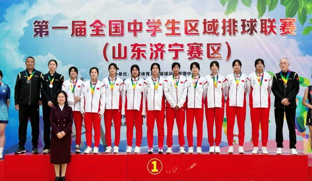 单县一中男排被评为体育道德风尚奖运动队,男排教练王永基被授予"最佳