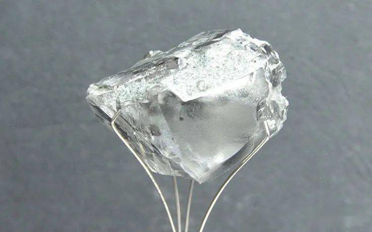 96ct宝石级钻石原石,经鉴定为 type iia 型钻石,这是该公司今年开采出