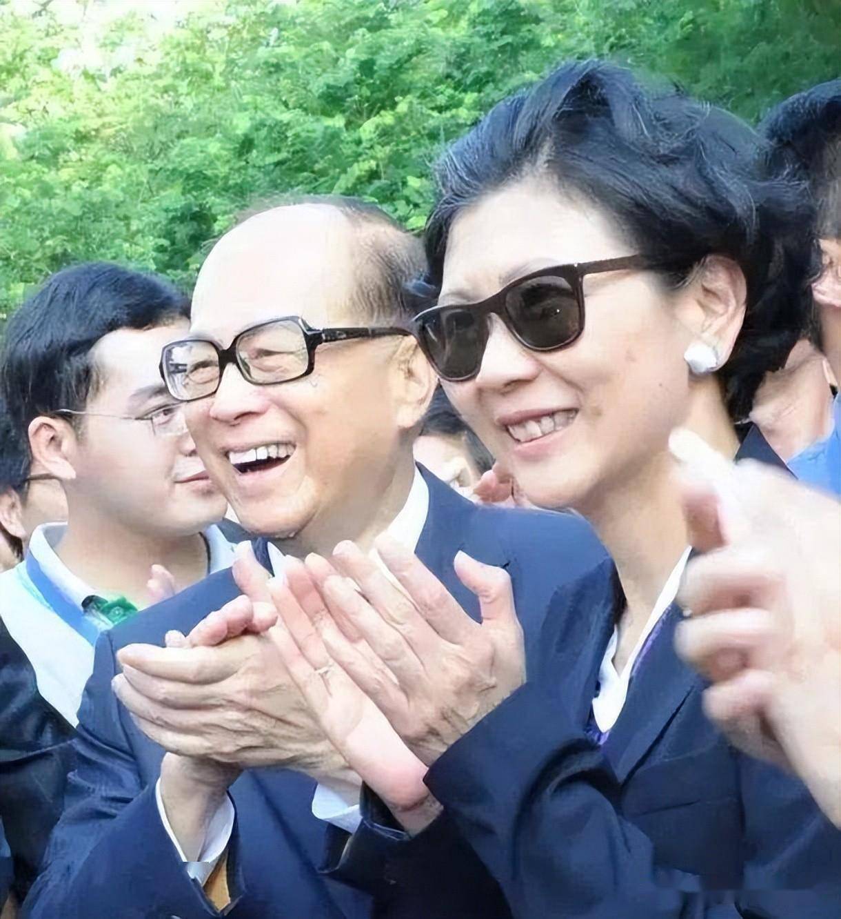 她是李嘉诚身边不可替代的红颜知己,没名没分30年的她图什么?
