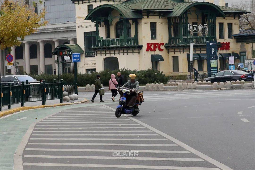 乱穿乱行、不戴头盔、违法改装... | 冰城交警从严规范摩托车、电动车通行秩序_进行_交通_转盘