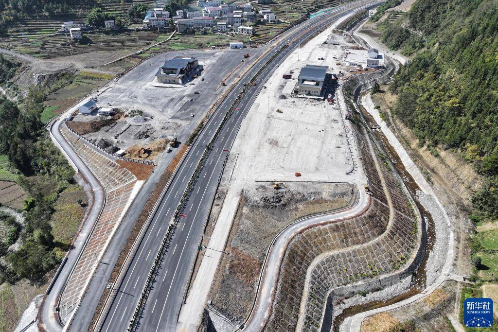 巫镇高速公路是国家高速公路网银百高速g6911巫溪至镇坪段,连接陕西省