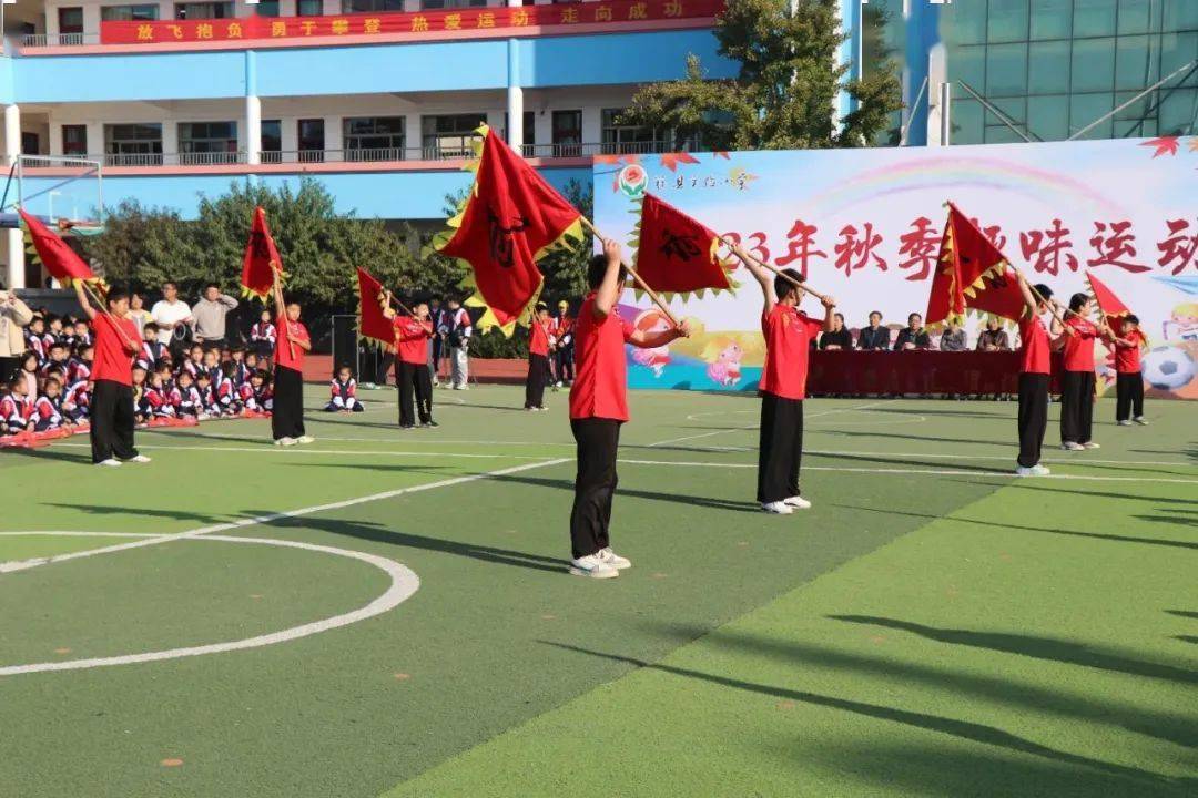 开幕式上,来自校本社团的同学为全体师生进行了精彩的二胡,架子鼓和