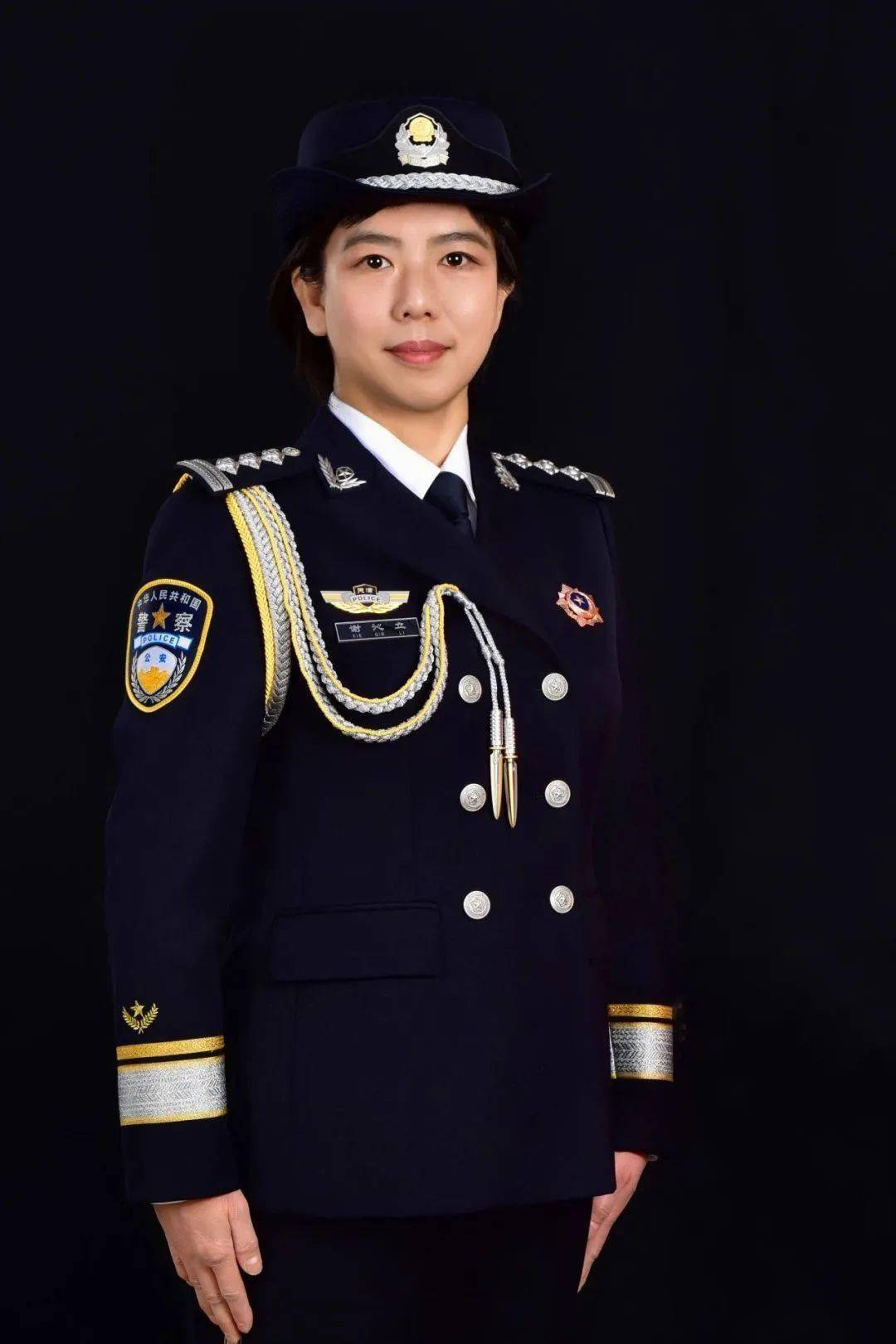 谢沁立,公安河西分局民警,中国作家协会会员,中国散文学会,中国报告