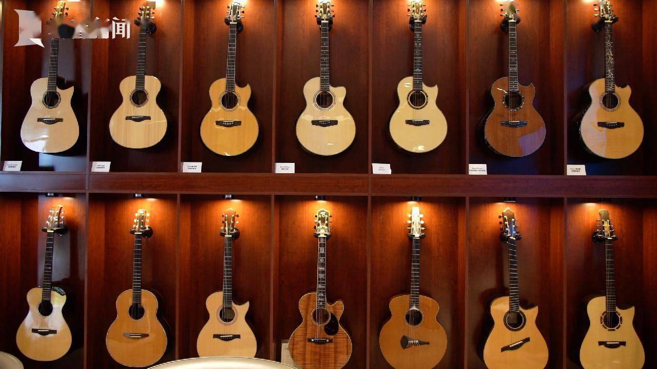 仿佛来到了世界吉他的殿堂,博物馆主展示区域,设置展柜78个,展架120个