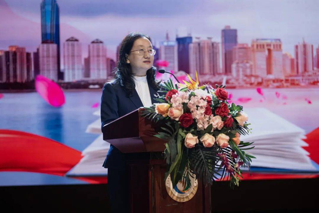 二中名师 | 青岛市班主任节教师代表发言——青岛二中丁娟《师者如光