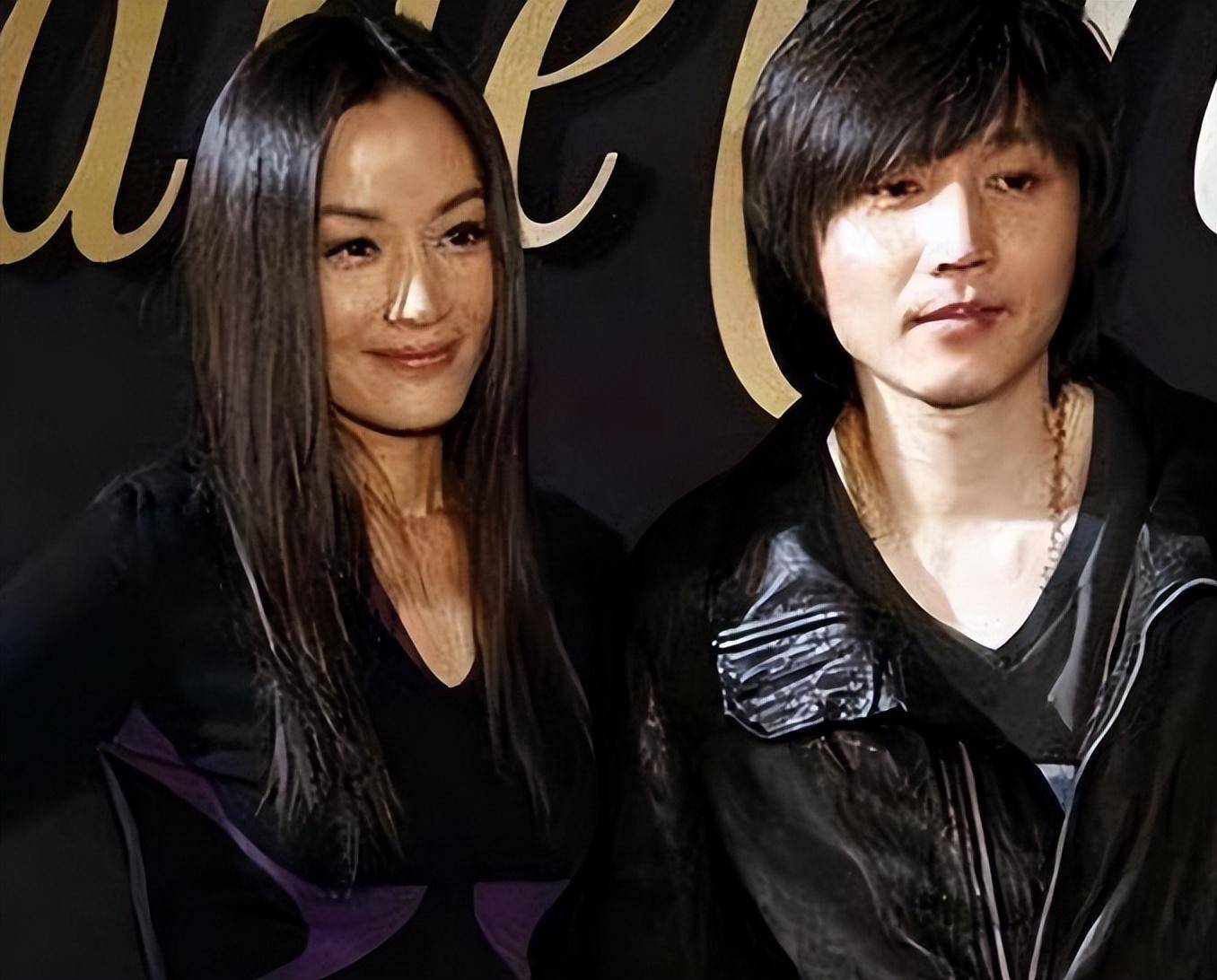 王祖贤30年前的旧照曝光,身后群演却成为焦点,如今已是一线巨星_瞿颖