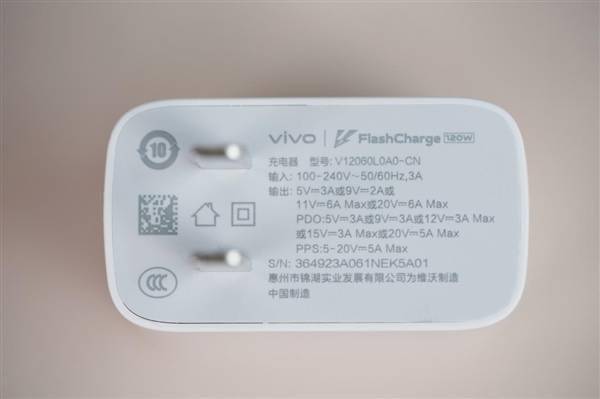 “**舷窗”吸睛！iQOO 12赛道版图赏(图24)