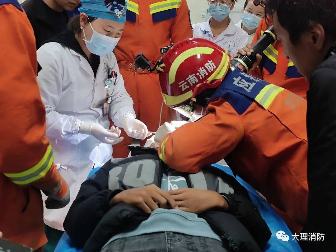 男子被鱼钩钩住鼻子,消防员化身"外科医生"及时取出鱼钩_进行_救援