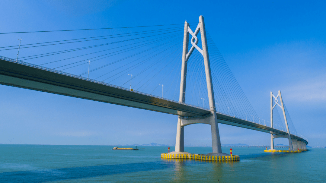 珠海,澳门的最长的跨海大桥投资最多,施工难度最大是世界建筑史上里程