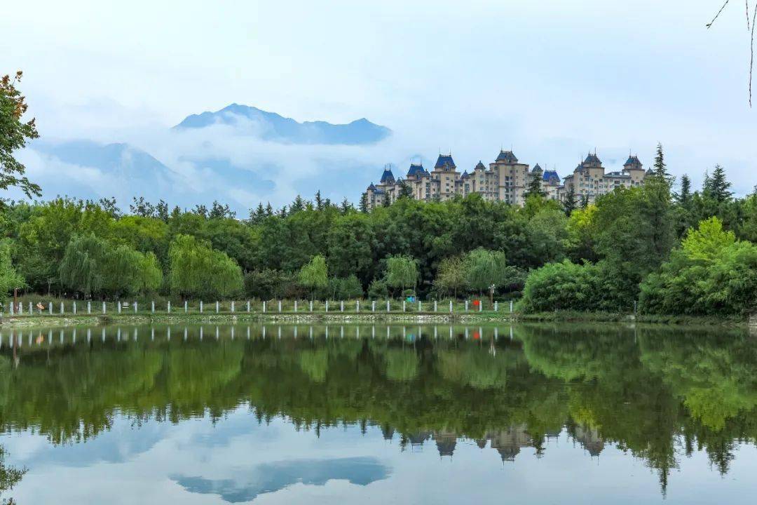 42,孟三刚——《光耀樱花园》43,程永仁——《伍姓湖夕照》44,陈立波