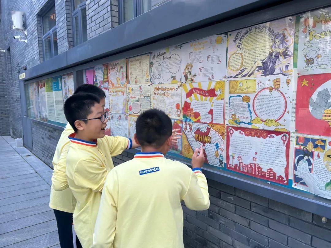 在创作的过程中,大家不仅感受到祖国翻天覆地的变化,更为生在一个强大