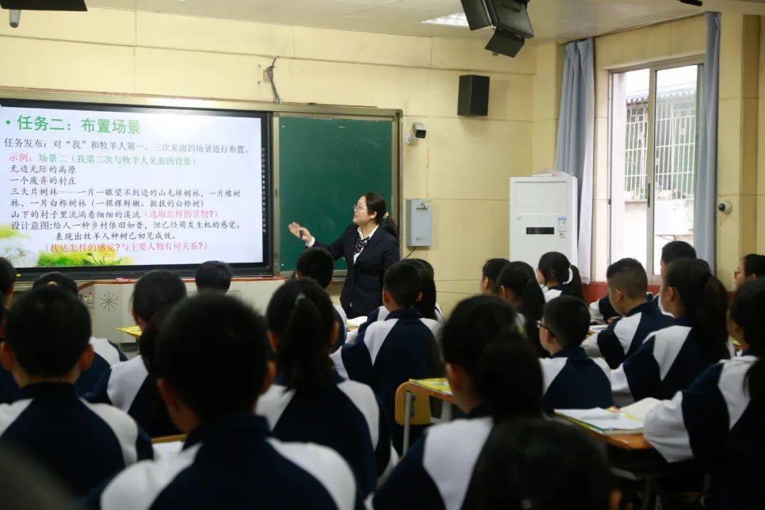 青神县初中的刘艳梅老师和东坡区齐通中学的张琪琪老师执教《植树的