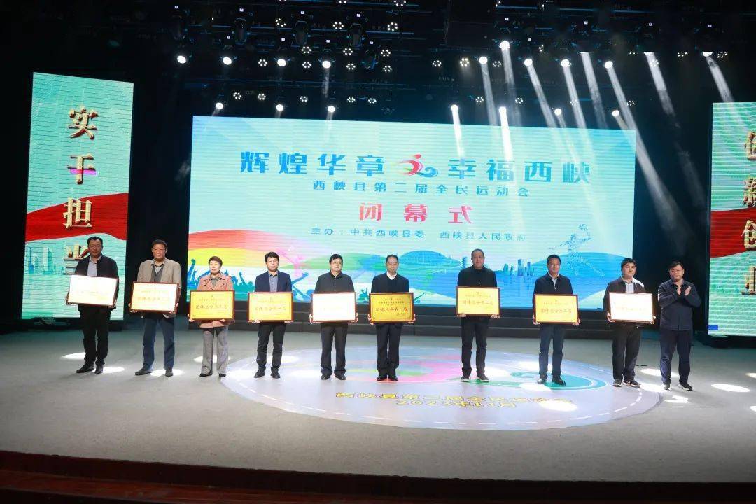 县委常委,宣传部长,副县长孙扬为以上获奖单位颁奖先进单位应急管理