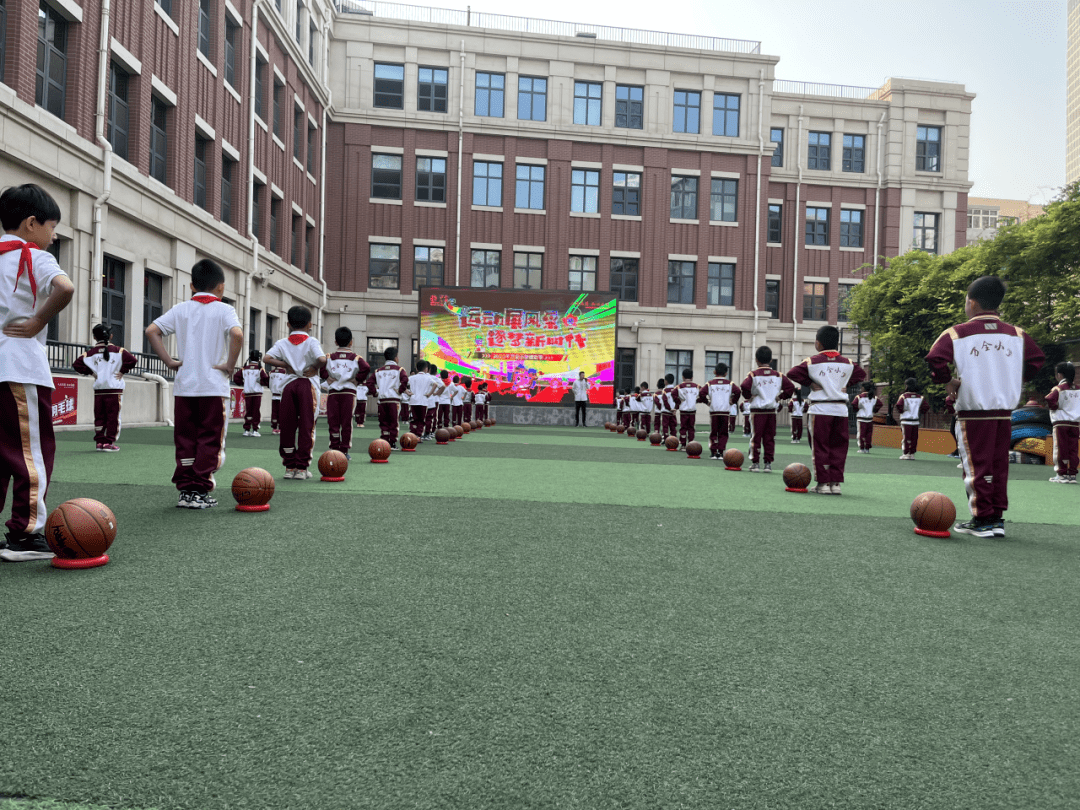 原地运球精彩瞬间兴安路校区结合场地特点和二,三年级学生的身心发育
