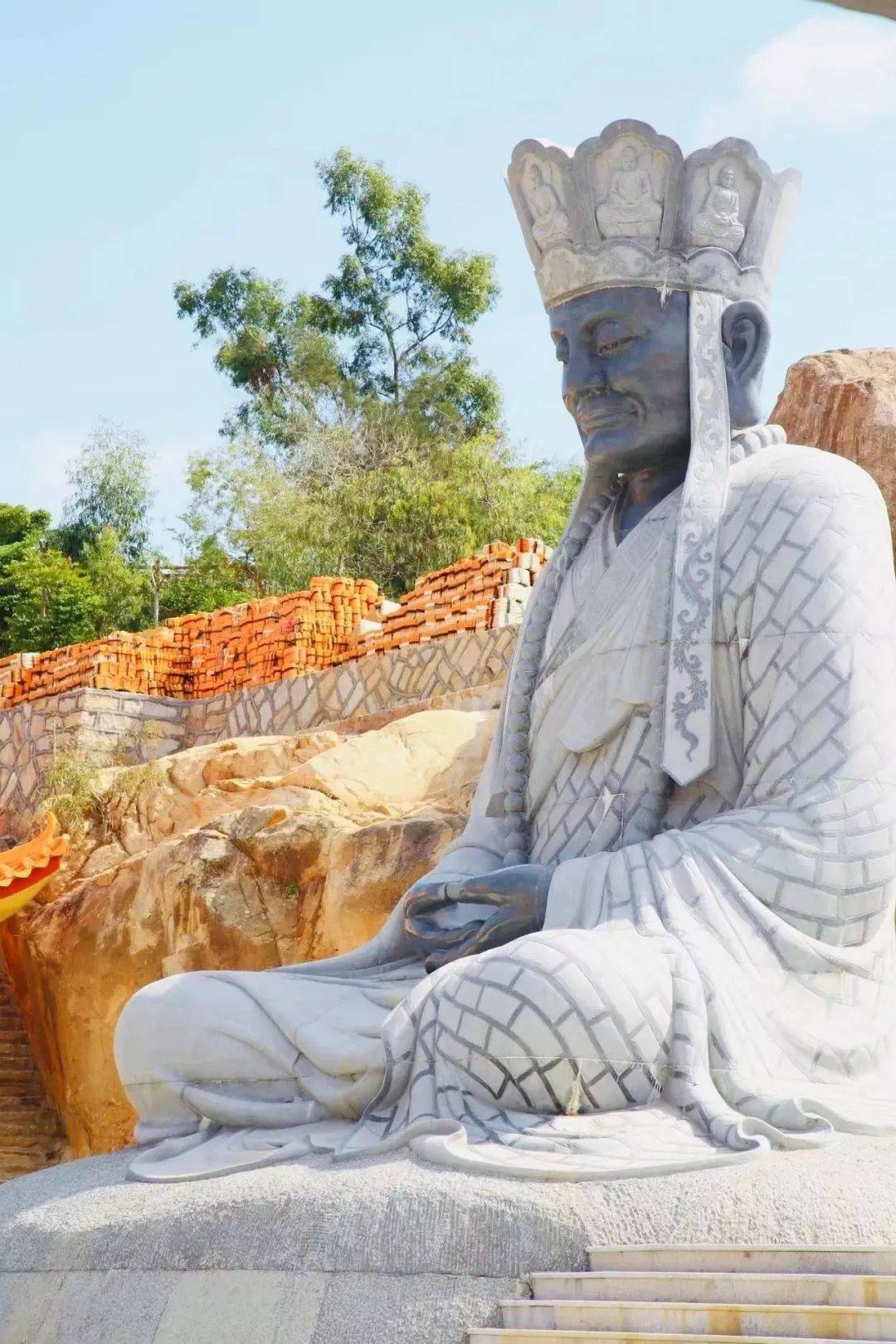 东汉末世乱,遂弃官入闽隐居,初居仙游,惠安.