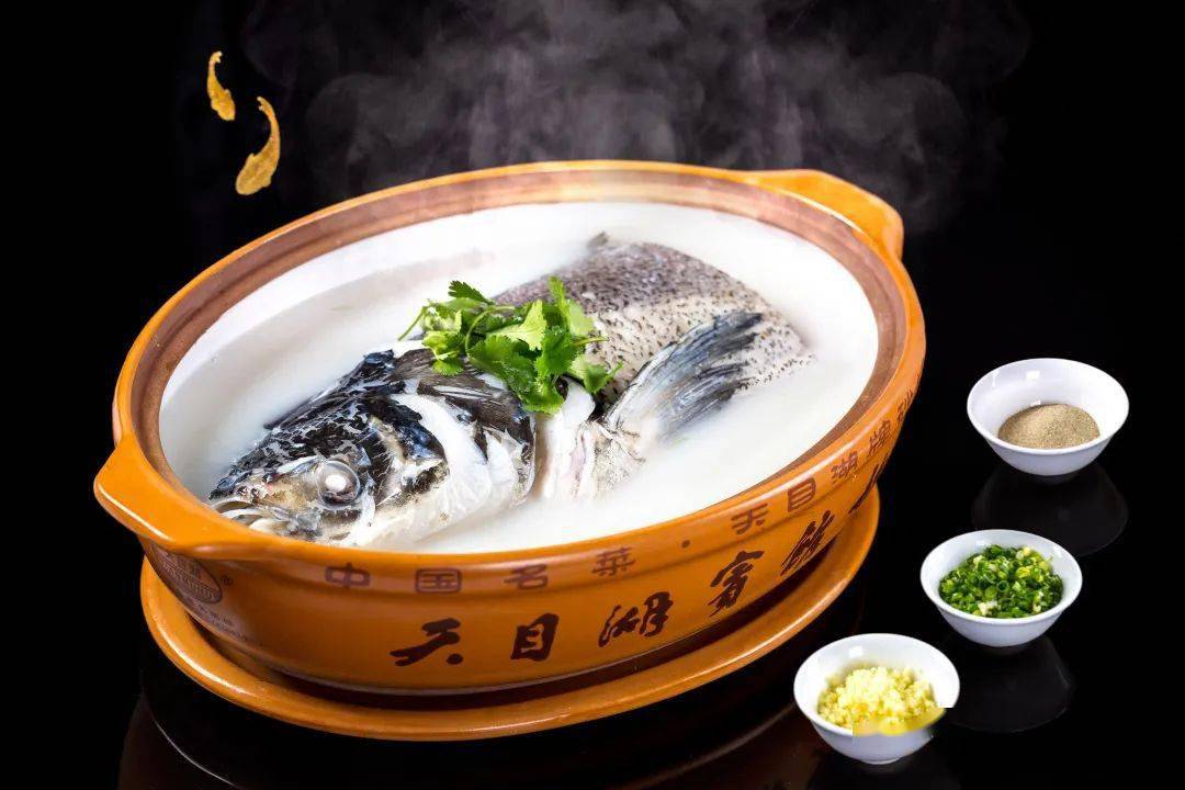 天目湖砂锅鱼头以清洌的天目湖湖水来熬煮鱼汤,辅以30多道工序的独家