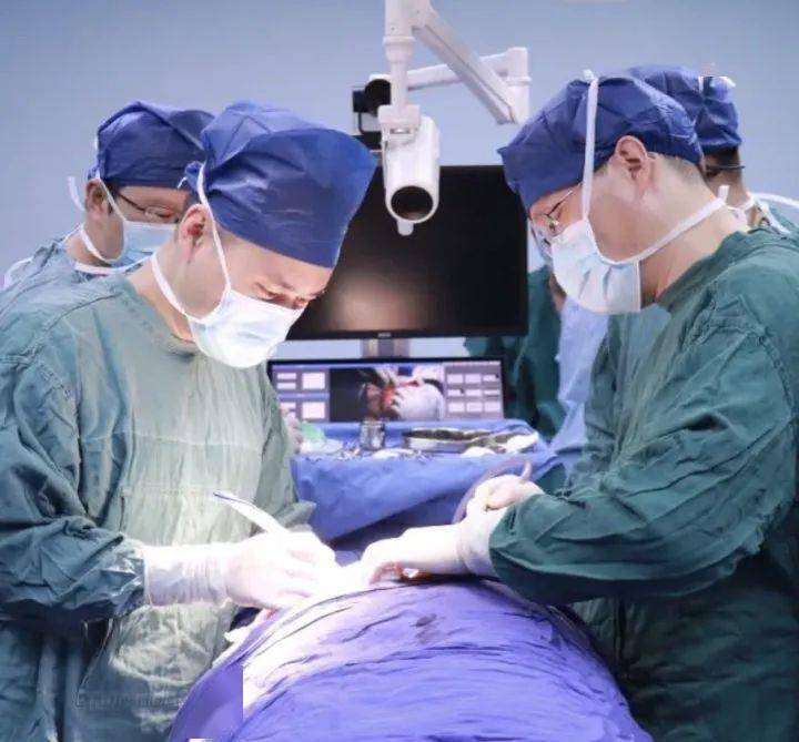 一切准备完毕后,由沈忠主任和皮肤外科主任彭建中主任医师联合领衔