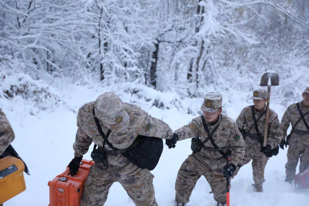成为银色世界里最靓丽的风景他们坚毅的背影每次都需要8到9个小时数十