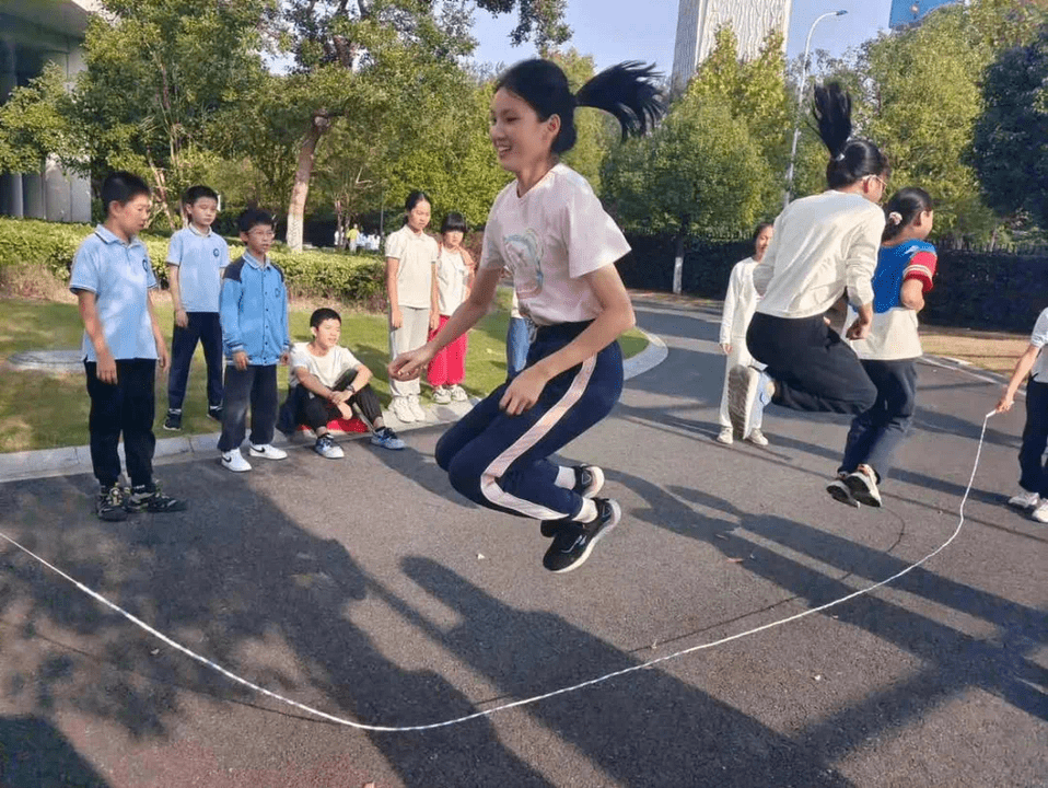 滨江实验小学课间跳绳杭州滨兴学校的同学们课间可以走出教室,跳大绳