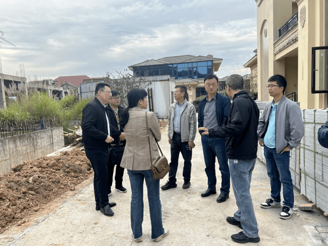 11月7日下午,南平市住房和城乡建设局副局长陈岩等一行3人赴武夷山市