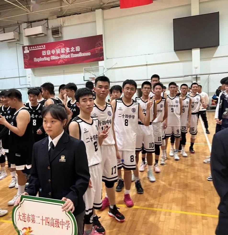 篮球队在第17届"枫叶杯"大连市中学生篮球精英赛中取得第三名的好成绩
