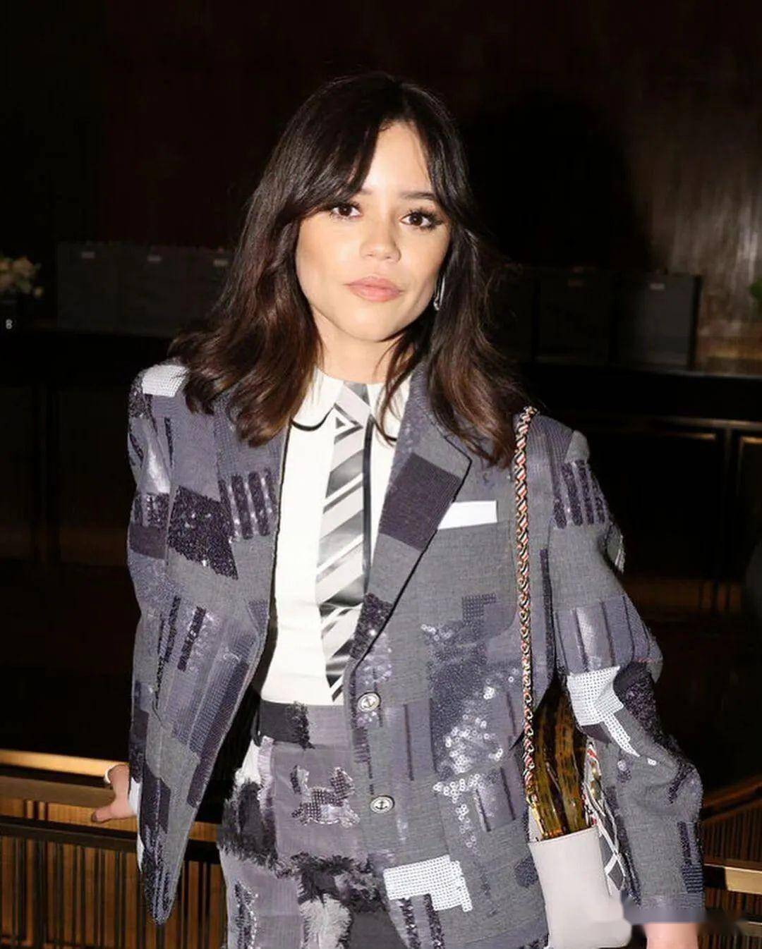 "星期三"珍娜·奥尔特加bazaar封面大片,演绎温柔版暗黑少女_合作