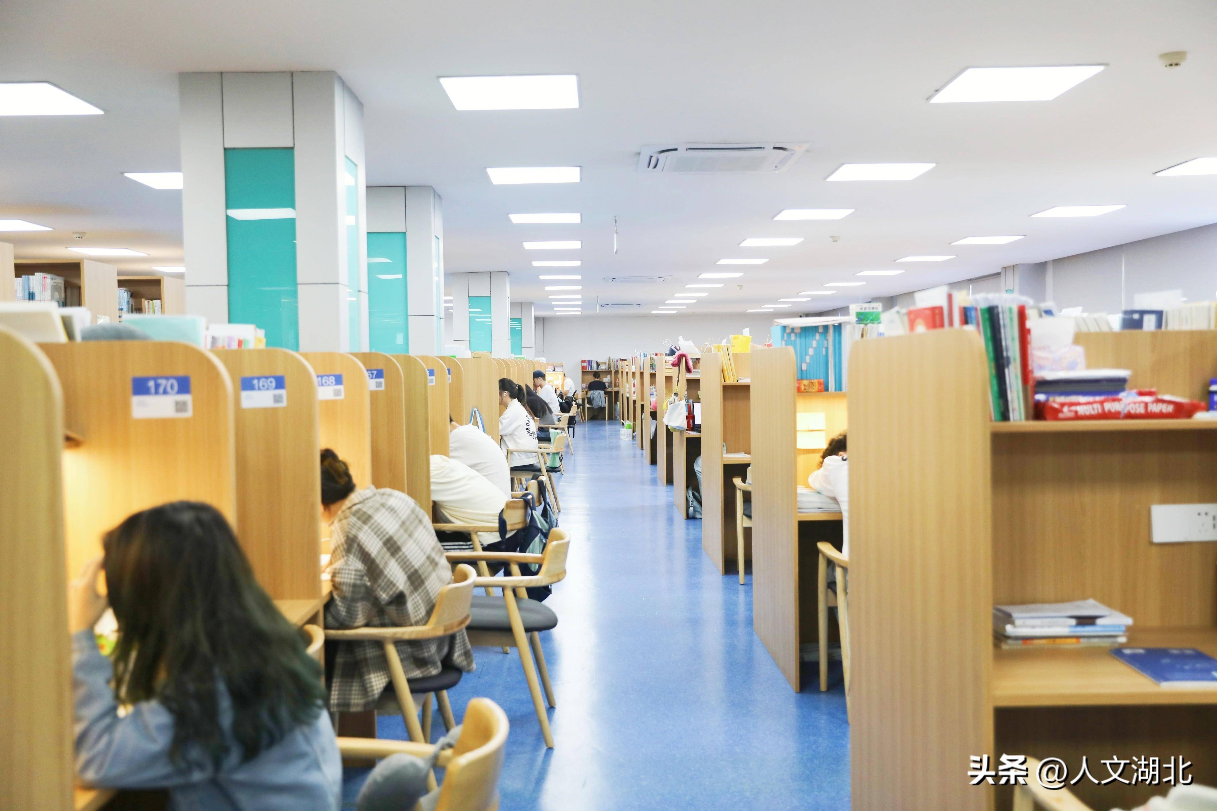 大投入大发展 换新颜展新貌——湖北商贸学院图书馆升级改造完成_服务