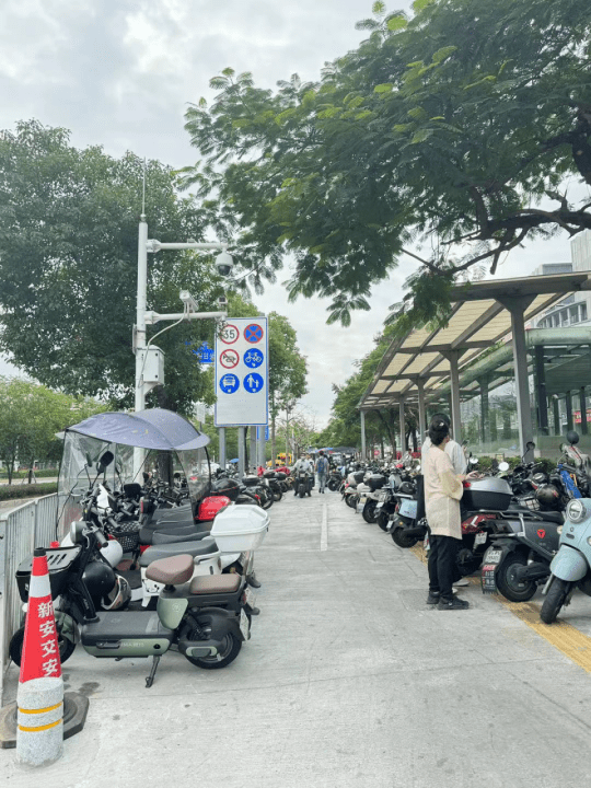 追踪|固戍地铁站电动车乱象后续:机动车道上乱停放现场已减少,但仍有