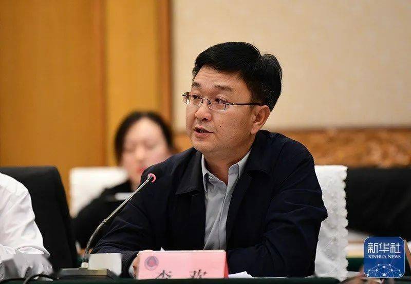 巴彦淖尔市委宣传部副部长李欢介绍报道选题.