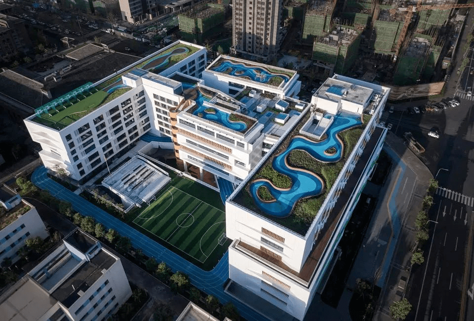 成都的天府七中小学部的设计,在用地紧张的条件下,建筑师希望创造出多