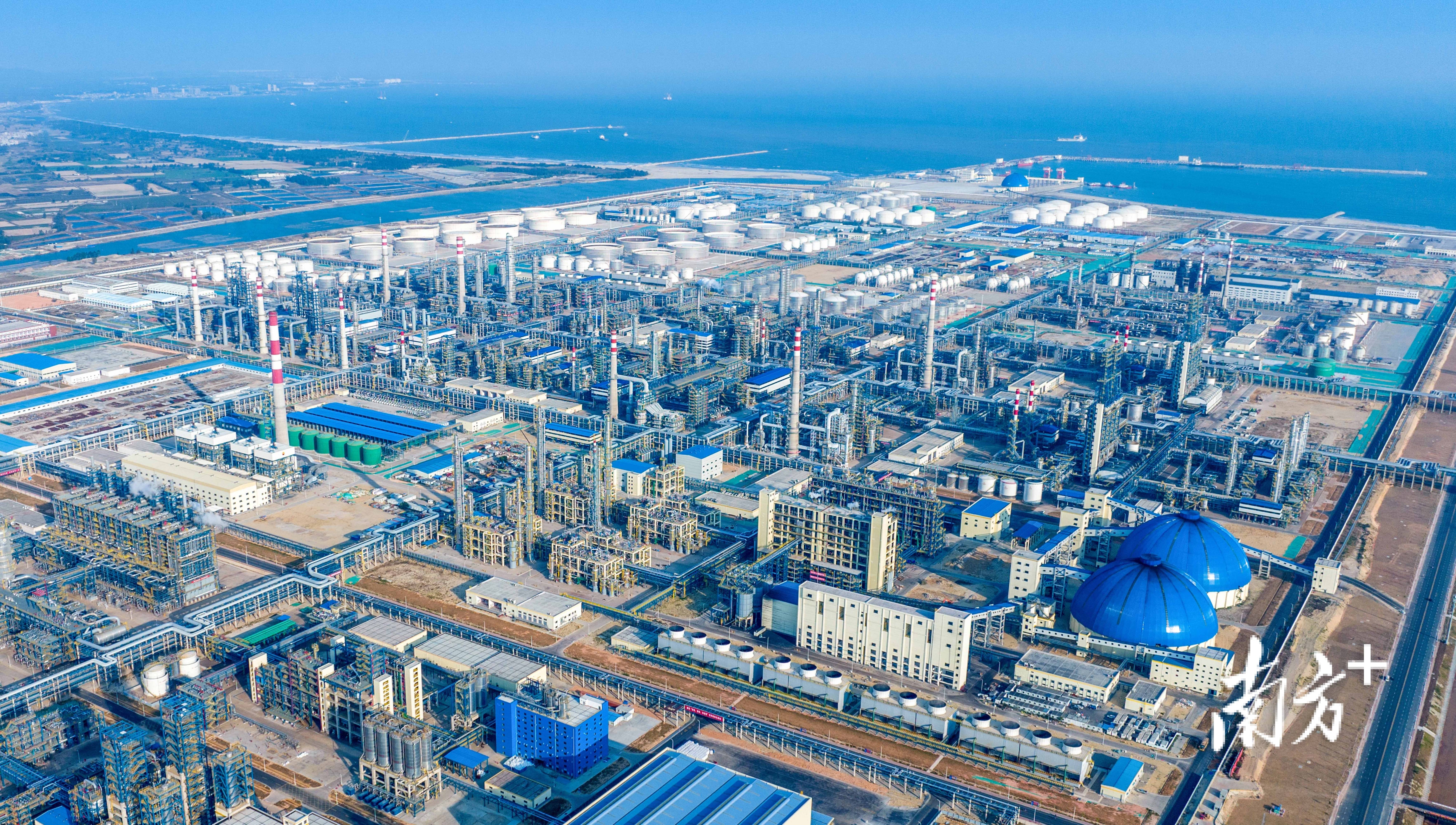 中石油广东石化炼化一体化项目炼油区全景