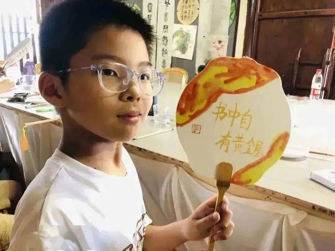 组织20多个小朋友参观坦田村同心里,参观了解四合院的结构,特点,体验