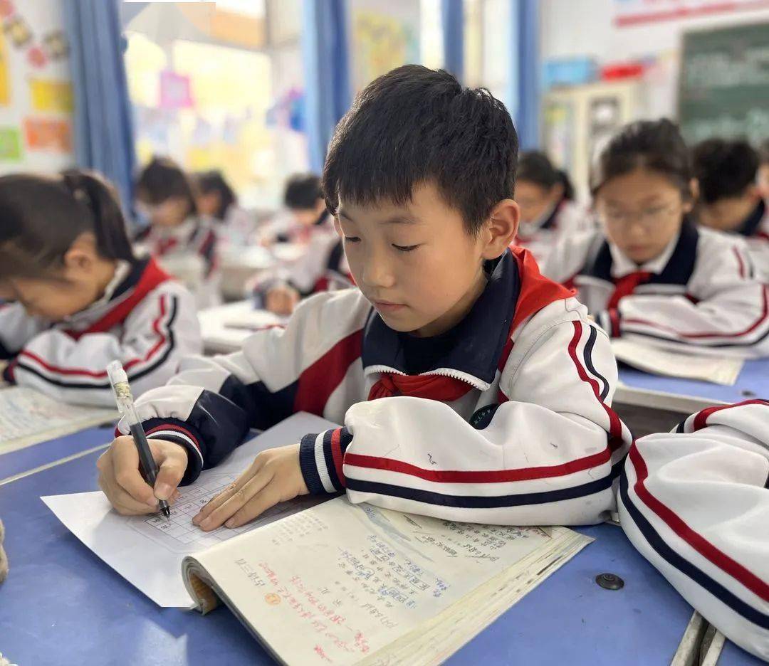 【校园新闻】书汉字之韵 显墨香之美——三中附小东校区举行汉字规范
