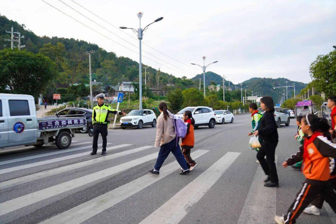 安全感满意度"双提升 务川公安交警在行动!_工作_周边_自治县