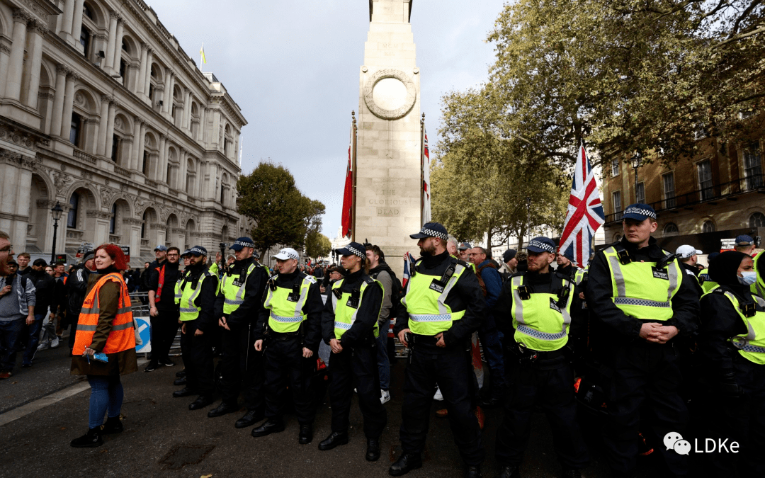 近2000警察出动!英国将为企业减税100亿镑._查尔斯_中国_示威者