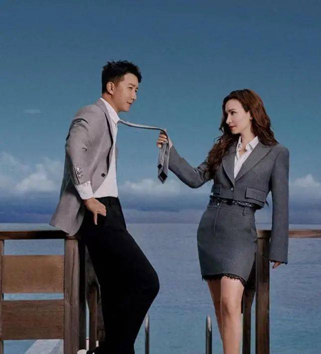 卢靖姗晒海滨泳装照!