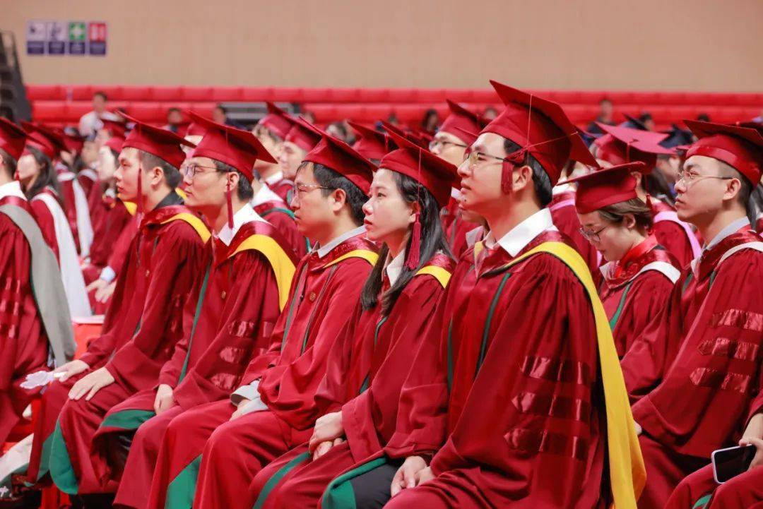 者起立在高松校长的带领下进行集体拨穗佩戴中山大学校徽"祝贺你们