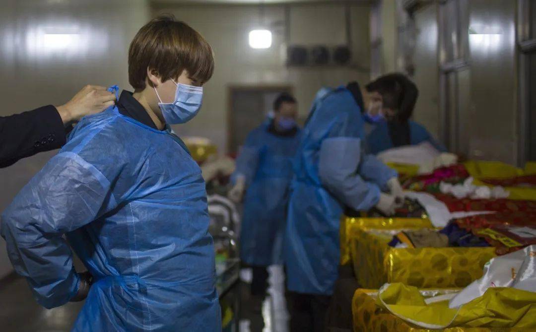 到了男孩儿母亲火化的日子,在外面的屋子中,他和亲人一起等待着即将