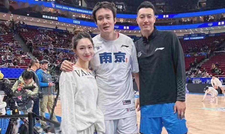 近日,北京首钢球员翟晓川的妻子杨思雨在社交媒体上,晒出与丁彦雨航