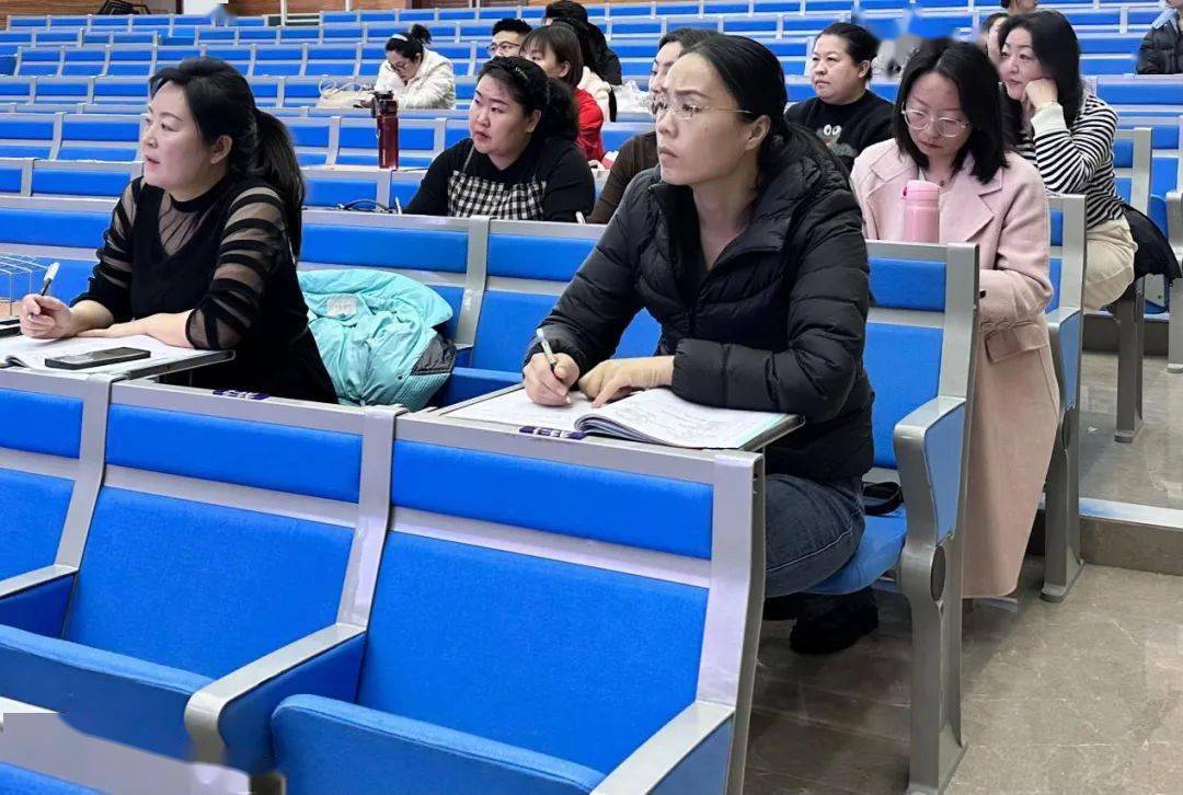 本次活动在音乐教研员包丽娜老师的带领下有序开展.