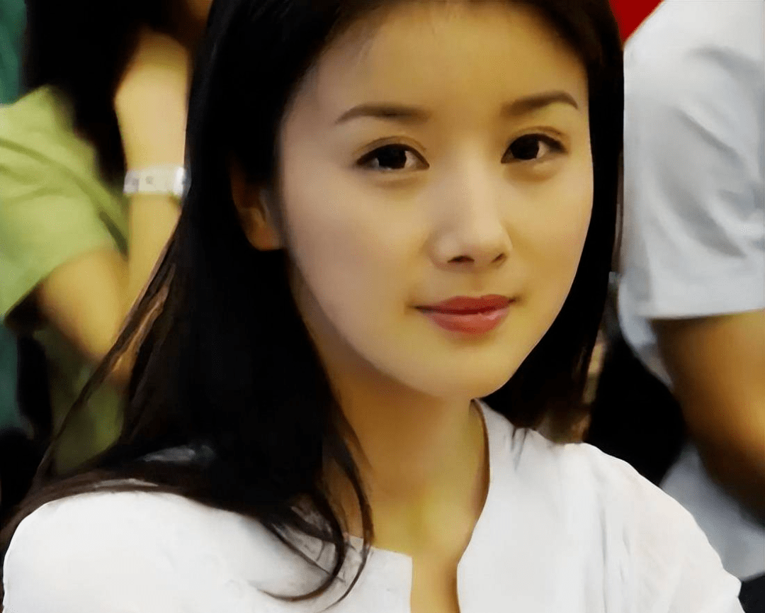 毕业于北京舞蹈学员的孙菲菲,有着清冷的气质和窈窕的身材,再加上姣好