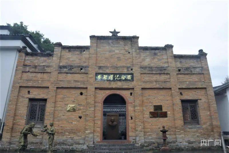 "江西省赣州市兴国县龙口镇睦埠村"如意农家乐"老板陈名华高兴地说.