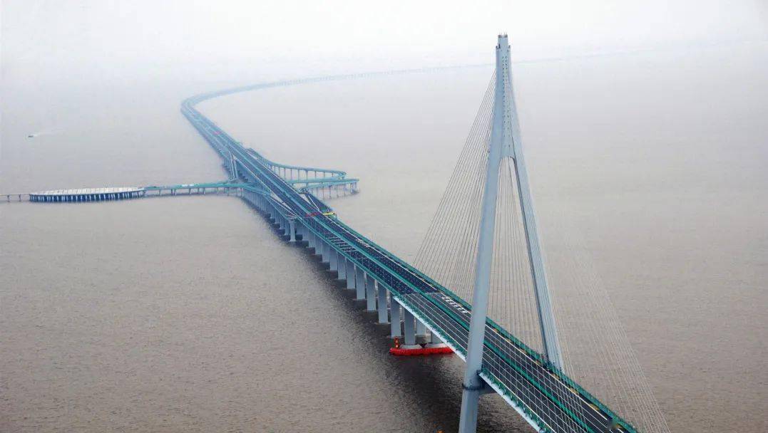 建成当时中国最长跨海大桥——杭州湾跨海大桥当时世界最大最先进散杂