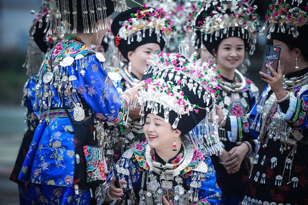 关注 | "凤凰苗族银饰服饰节",美女银饰闪耀千年古城!