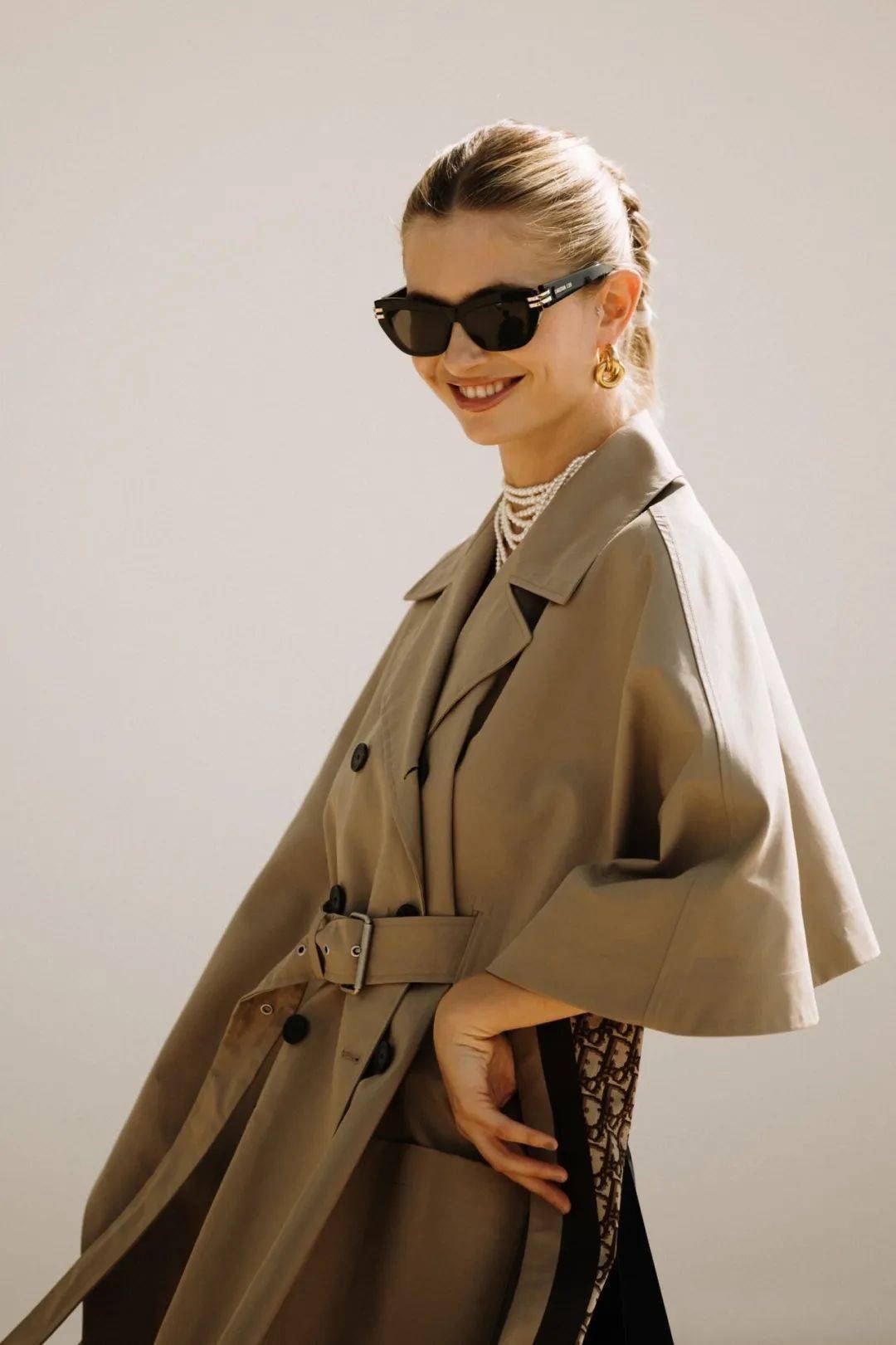 不仅是功能上有优点,风衣的剪裁考究,特别是腰部的设计,可以很好地