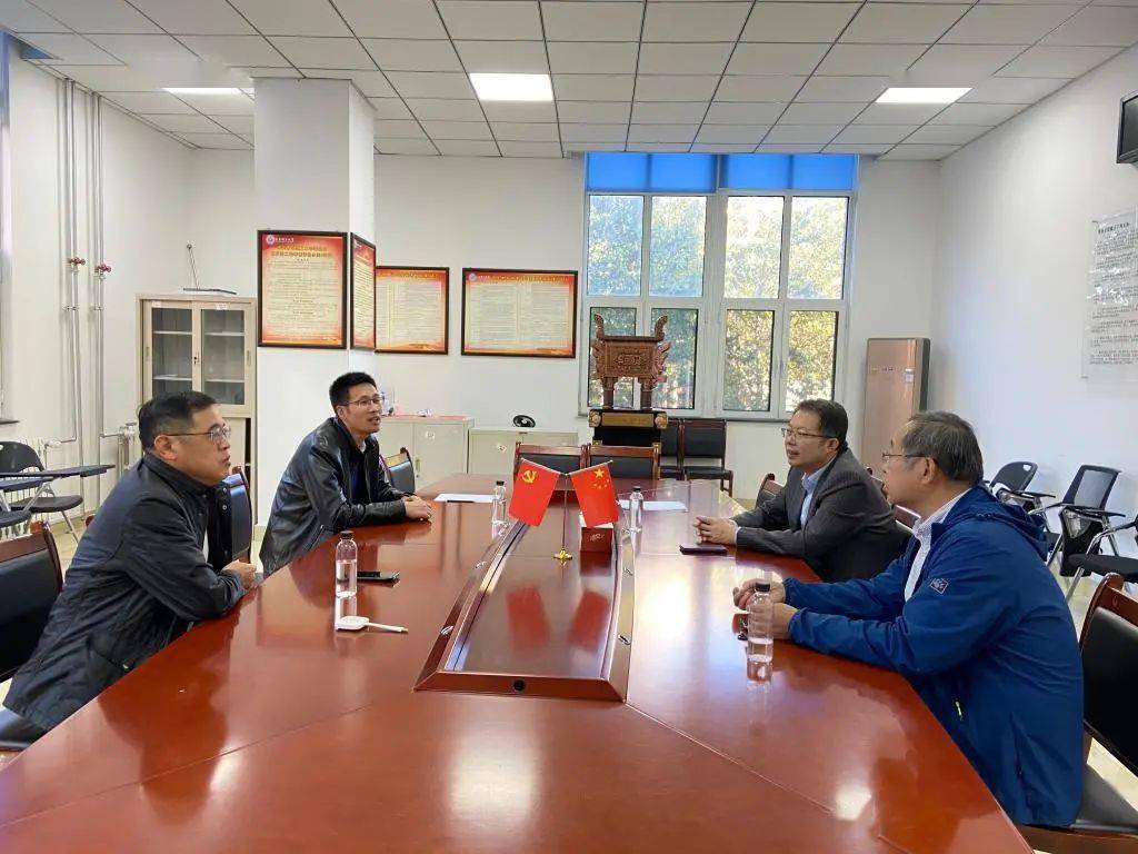 上海校友会会长于春福回学院 座谈交流02答辩会上,各项目团队通过ppt