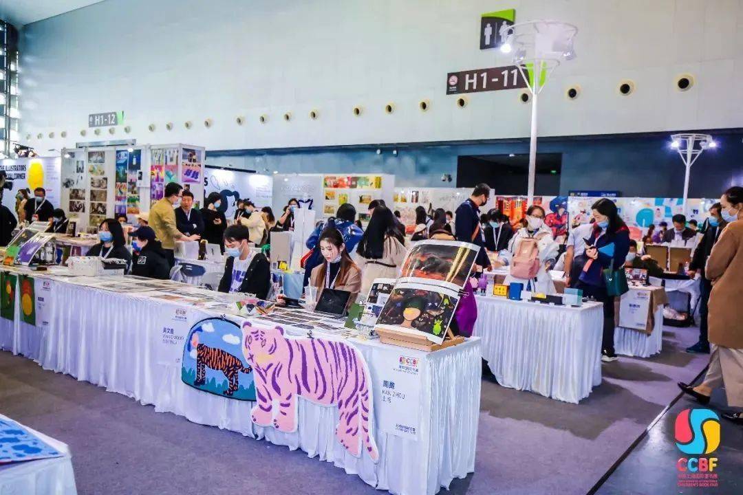 作为上海童书展内的小型"艺术书展",插画师大道是ccbf专为青年插画师