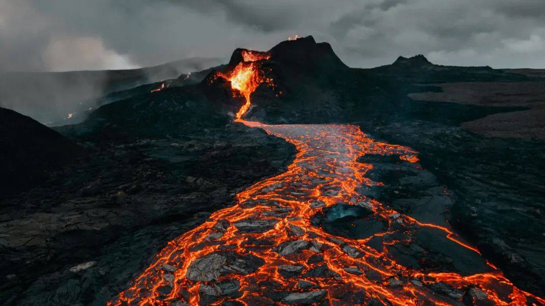 裂隙式火山喷发图片