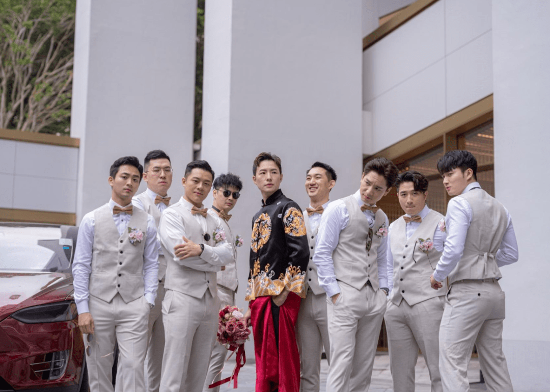 今日也有不少招浩明的亲朋好友出席,例如《爱回家》的周嘉洛和吴伟豪